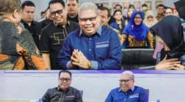 Rektor Universitas Negeri Makassar, Prof. Dr. H. Karta Jayadi, M.Sn Didampingi Dekan Fakultas Bahasa dan Sastra  UNM, Prof. Dr. Anshari, M.Hum

