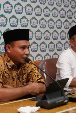 Rektor Unkhair Ternate Ucapkan Selamat Ulang Tahun ke-52 kepada Wakil Rektor Bidang Kemahasiswaan, Alumni dan Kerja Sama