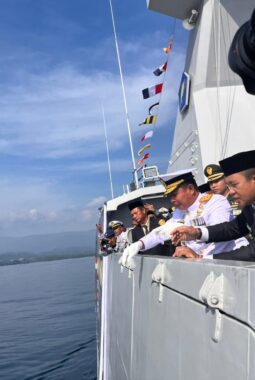 Hari Dharma Samudera 2026 : Dankodaeral VI Tabur Bunga di Perairan Morowali Gunakan Kapal Perang KRI Marlin-877