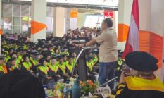 Akbar Faizal Beri Motivasi kepada 1.000 Lulusan UNM pada Wisuda Periode April 2026