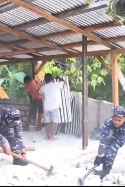 Bersihkan Rumah Roboh Dan Perbaiki Pagar Gereja, Wujud Nyata Bhakti TNI AL Kodaeral VI Lanal Palu di Tengah Masyarakat Terdampak Gempa Di Sulteng
