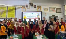 Tim PKM Dosen FIS-H UNM Latih Guru IPS SMP Negeri 4 Makassar Gunakan Media Pembelajaran Digital