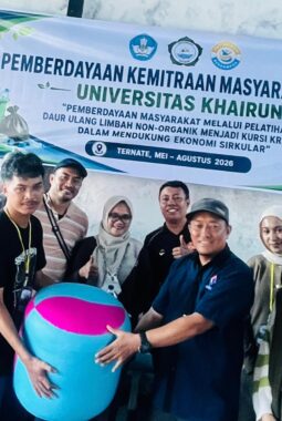 Kolaborasi Dosen dan Mahasiswa KKN UNKHAIR Latih Warga Takoma Daur Ulang Limbah Plastik Menjadi SOBOTIK Bernilai Ekonomi