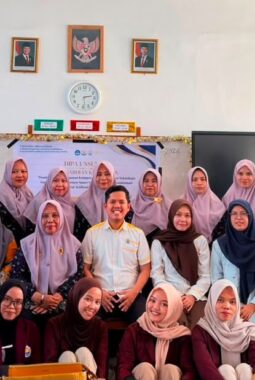 PGSD FKIP Unsulbar Gelar Pengabdian Kemitraan, Dorong Smart School Berbasis AI di SDN 18 Deteng-Deteng