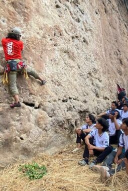 Taklukkan Tebing Vertikal Mandu Tontonan, Mahasiswa Pendidikan Kepelatihan Olahraga UNIMEN Kuliah Berbasis Praktek Lapangan