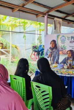 Dosen FKIP Unkhair Ternate Latih PKK Kelurahan Toloa Racik Rempah Lokal Menjadi Lulur Bubuk